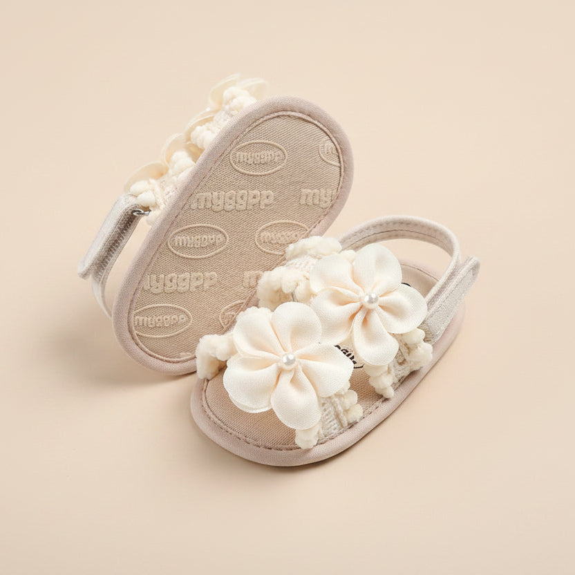 Gros plan sur la semelle souple beige des sandales montrant les points antidérapants pour la sécurité de bébé