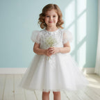 Tenue de baptême traditionnelle blanche pour fille, style élégant et fleuri