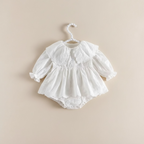 Tenue de cérémonie bébé fille style vintage en coton blanc avec manches longues.