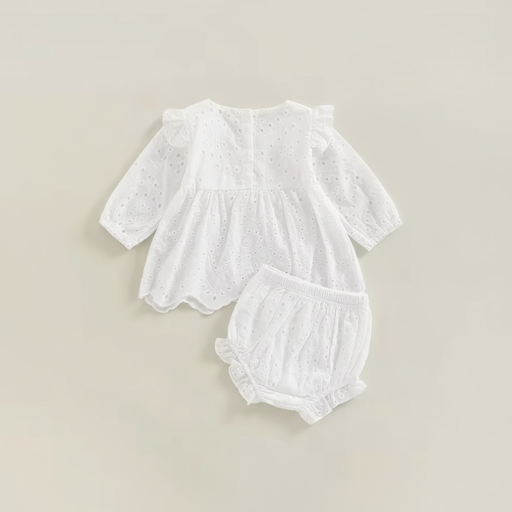 Tenue de naissance pour baptême blanche avec détails en dentelle anglaise et manches volantées