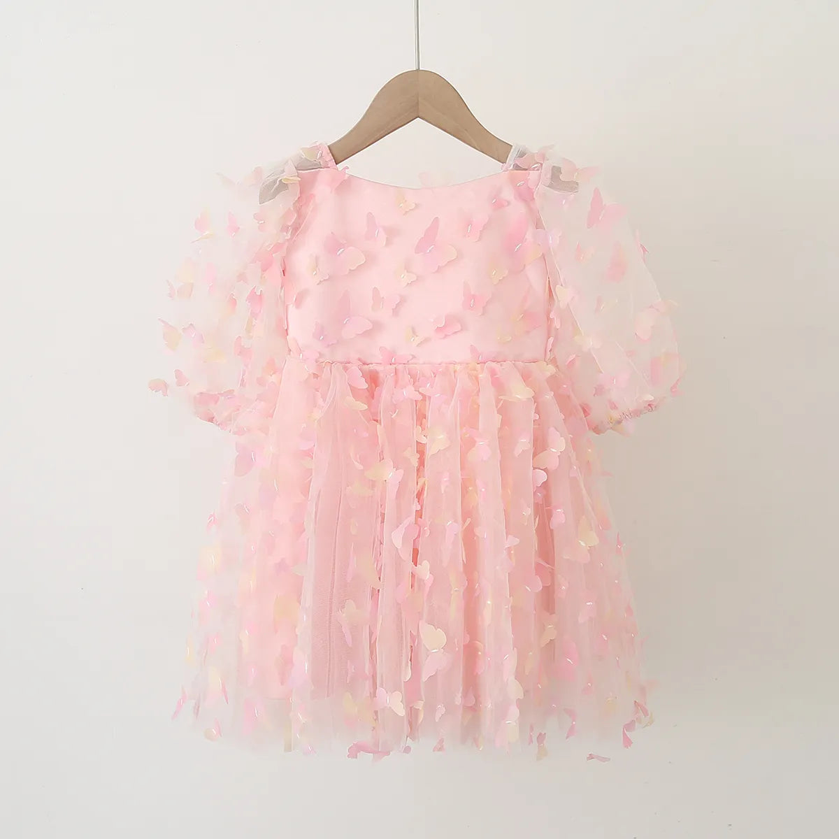 Modèle rose pâle de la robe de cérémonie Papillon de Lumière sur cintre avec jupon volumineux