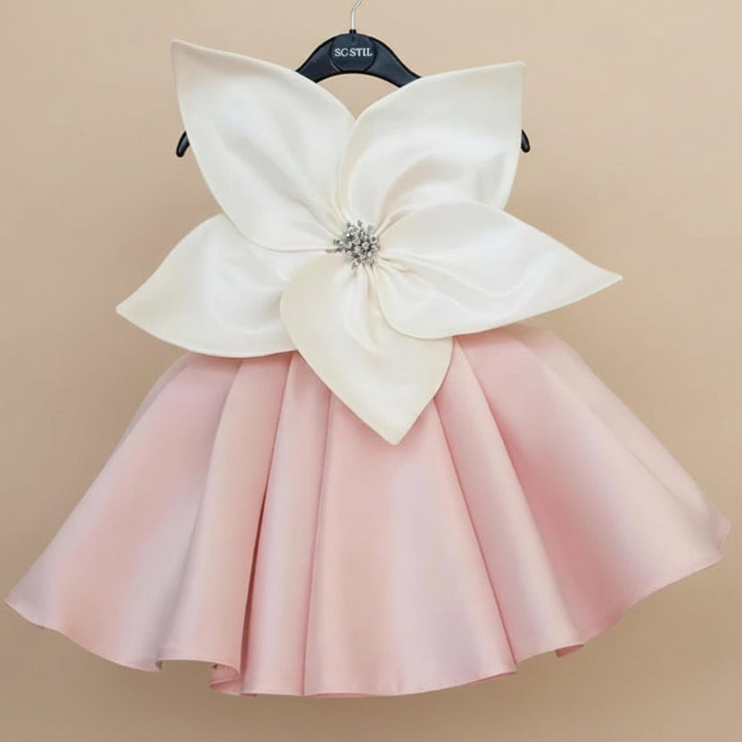 Robe cérémonie fille satin rose pâle avec grande fleur et strass