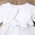 Gros plan sur la veste boléro en dentelle avec petit nœud papillon central pour tenue de cérémonie