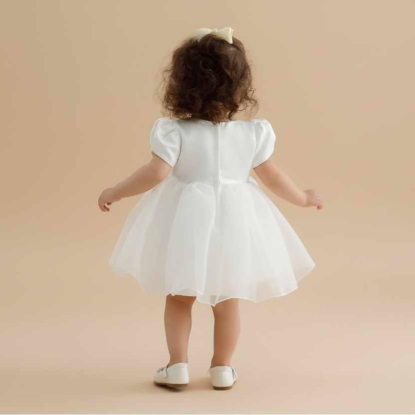 Vue de dos de la robe Coralie montrant le joli volume du jupon et le noeud en satin à la taille