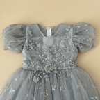 Gros plan sur les détails brodés et les paillettes du bustier de la robe féerie