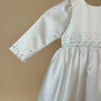 Détail des finitions du jupon en tulle multicouches apportant du volume à la robe de cérémonie