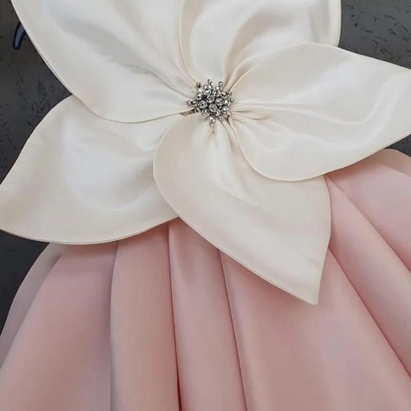 Détail grande fleur avec strass sur robe cérémonie fille satin