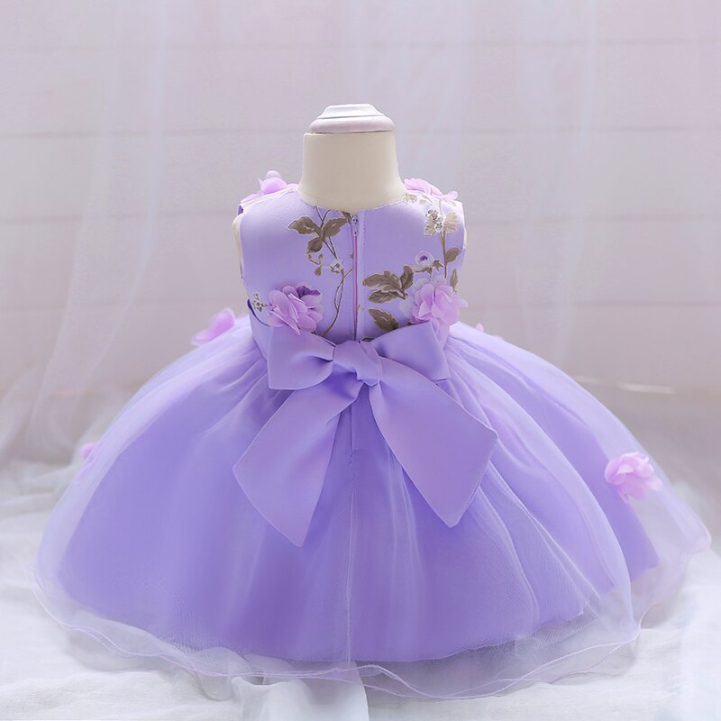 robe de bébé princesse vue de dos aux motifs de fleurs