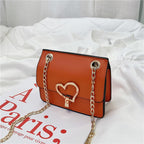 Bolso de niña pequeña con hebilla de corazón de colores