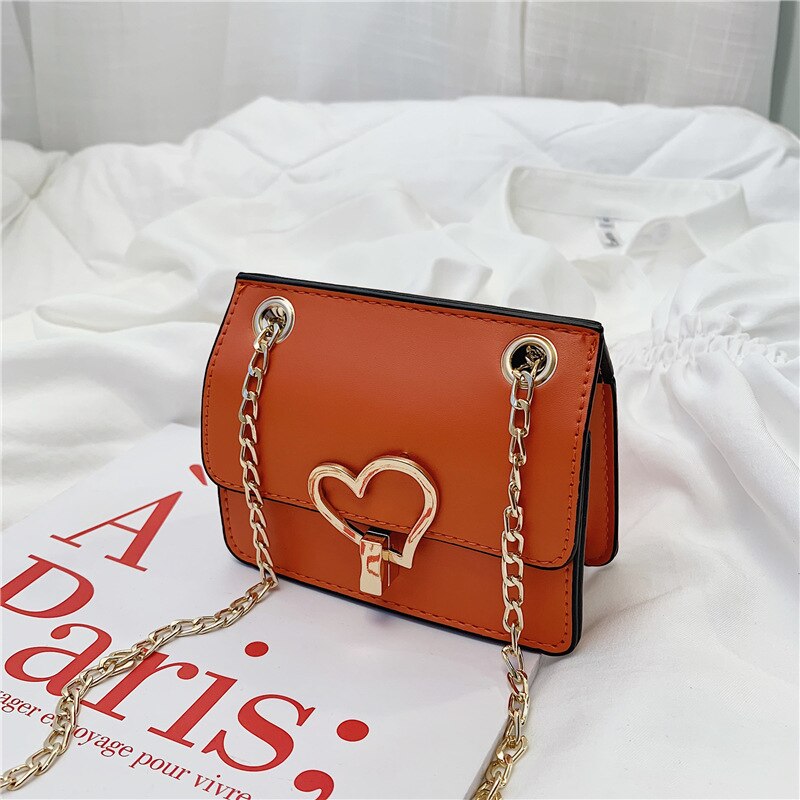 Bolso de niña pequeña con hebilla de corazón de colores