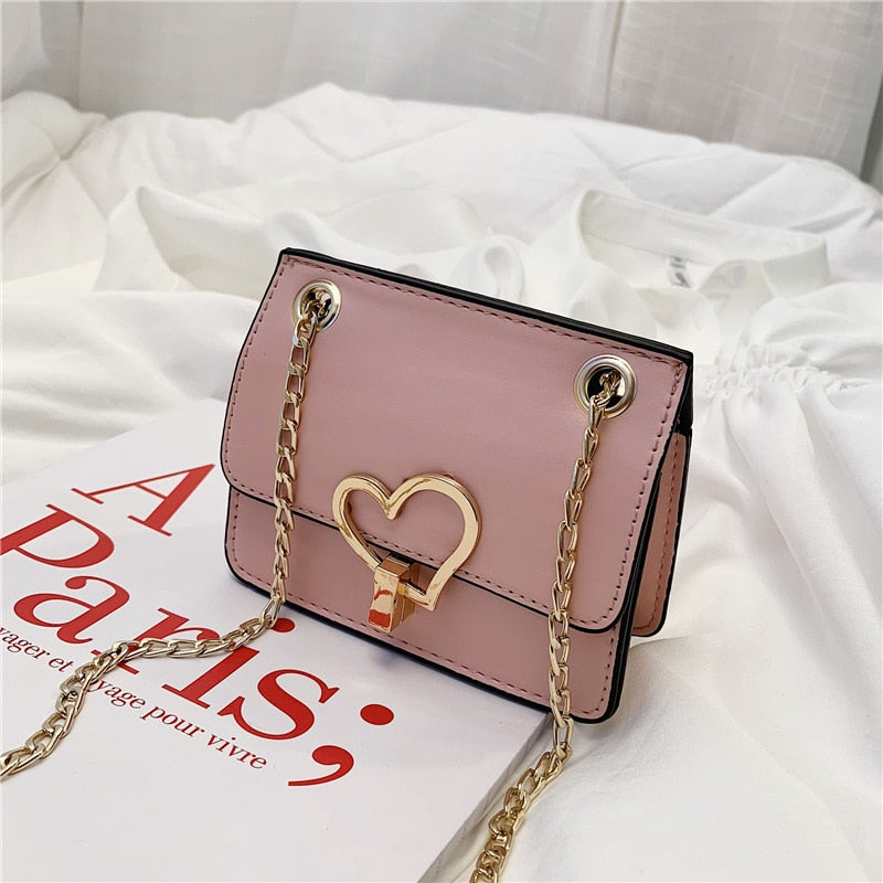 Bolso de niña pequeña con hebilla de corazón de colores