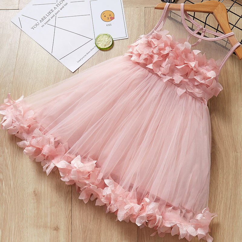 Vestido infantil rosa con flores y pétalos