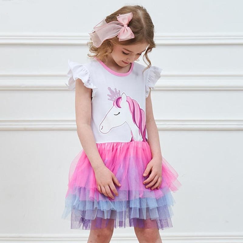 petite fille portant une robe licorne rose