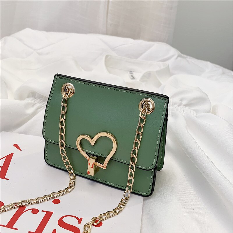 Bolso de niña pequeña con hebilla de corazón de colores