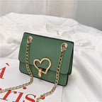 Bolso de niña pequeña con hebilla de corazón de colores