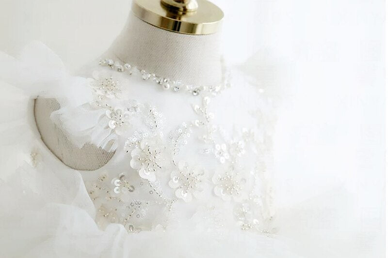 Vestido formal blanco con relieve para niños