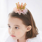petite fille portant une barrette couronne couleur or