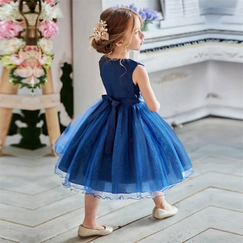 demoiselle d'honneur en robe de princesse bleu