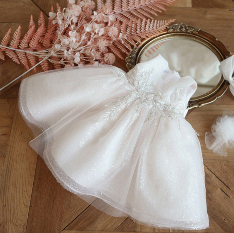 Vue rapprochée de la jupe vaporeuse en tulle avec ses reflets pailletés pour robe de fête enfant.