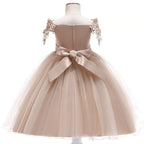 Vue arrière montrant le grand nœud décoratif sur une robe de cérémonie 8 ans en tulle