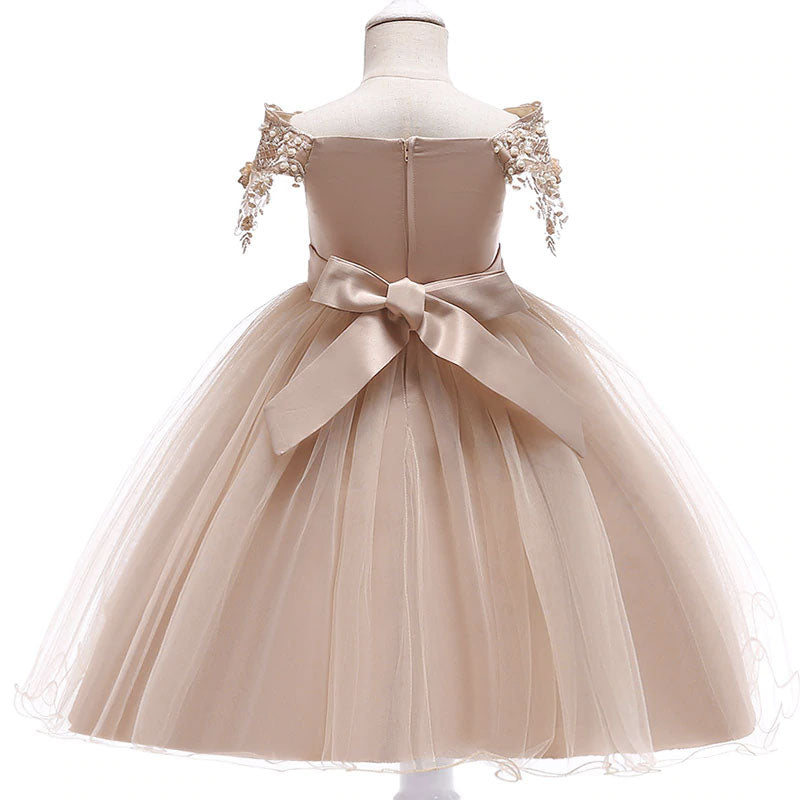 Vue arrière montrant le grand nœud décoratif sur une robe de cérémonie 8 ans en tulle