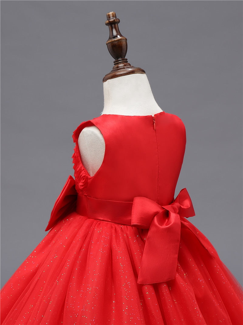 Dos d'une magnifique robe rouge pour enfant