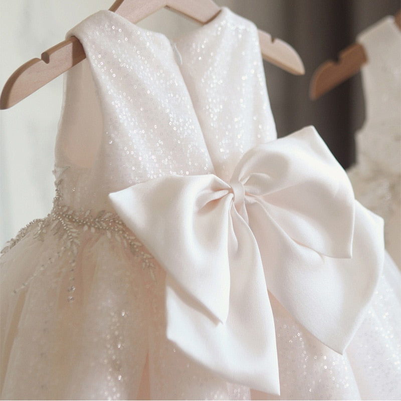 Détail du dos de la robe éclat d'ivoire avec son grand nœud satiné et sa fermeture éclair invisible
