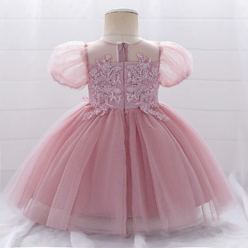 Robe de cérémonie couleur vieux rose avec motifs floraux baroques en dentelle blanche
