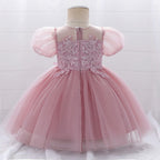 Robe de cérémonie couleur vieux rose avec motifs floraux baroques en dentelle blanche