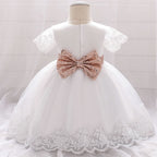robe de mariage blanche pour bébé fille et ceinture dorée