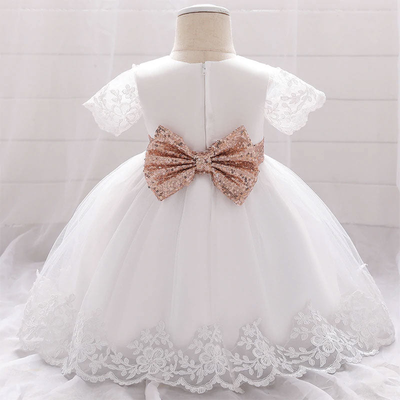 robe de mariage blanche pour bébé fille et ceinture dorée