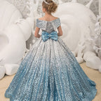 Vue de dos de la robe de gala montrant le volume impressionnant de la jupe et le grand nœud pailleté