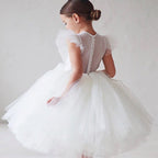 Détail du dos travaillé en tulle transparent et boutons élégants de la robe de princesse